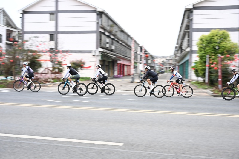 挑战组骑行比赛现场。主办方供图