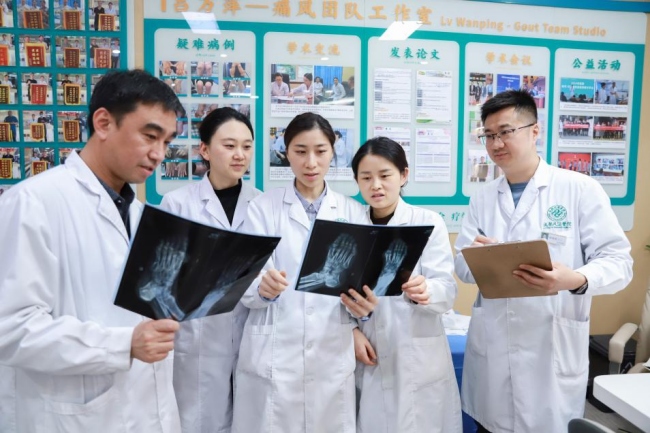 成都風濕醫院痛風科門診主任團隊正在會診。成都風濕醫院供圖
