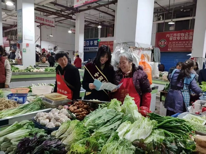 工作人員答疑解惑。農發行內江市分行供圖