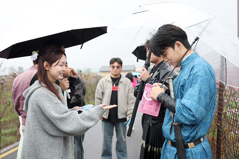 游客参加活动领取桃花券。绵竹市融媒体中心供图