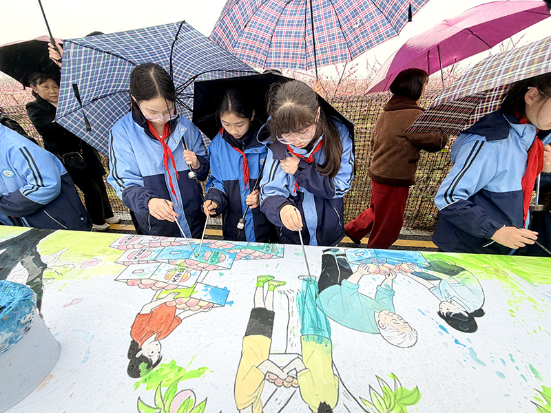 孩子们画出春天的魅力。绵竹市融媒体中心供图