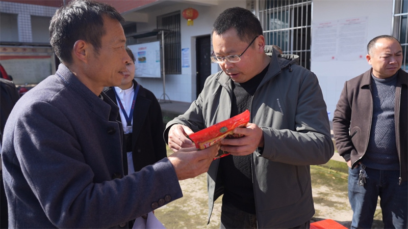敘州區農業農村局技術人員給村民講解種植要點。敘州區融媒體中心供圖