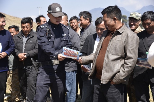 宁南县乡级海选赛现场，民警开展反诈宣传。凉山州公安局供图