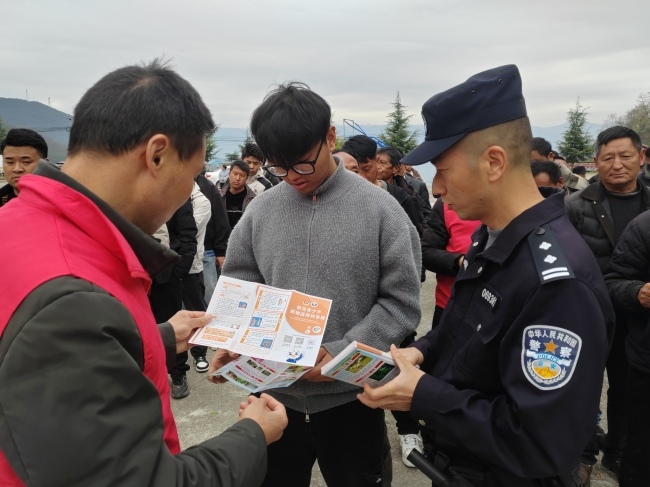 宁南县乡级海选赛现场，民警开展禁毒宣传。凉山州公安局供图