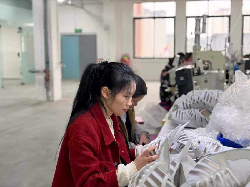 针车流水线上的女工。闫凯摄
