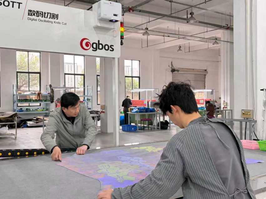 数码切割设备准备就绪。闫凯摄