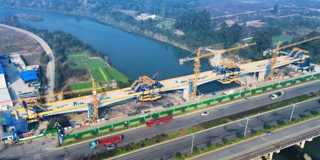 无人机拍摄的成德线施工画面。成都轨道集团供图