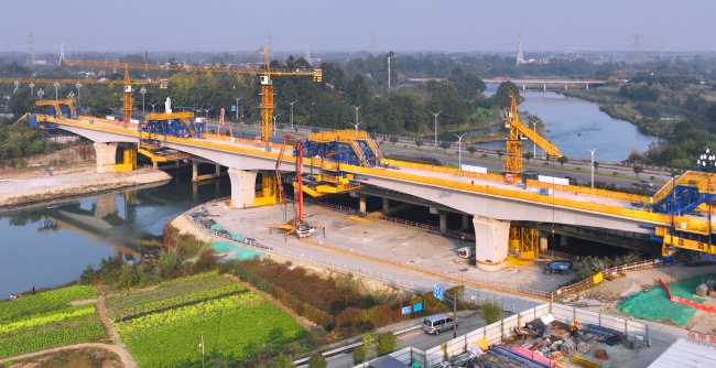 无人机拍摄的成德线施工画面。成都轨道集团供图