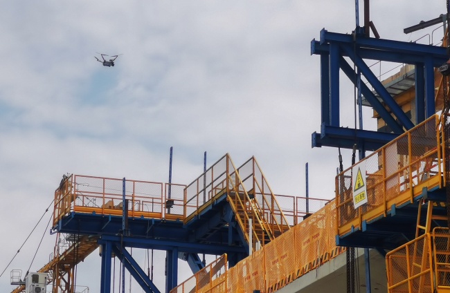 无人机在成德线高架段巡检。成都轨道集团供图