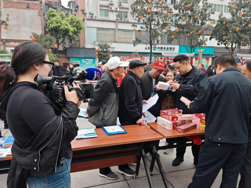 宣传真假烟鉴别技巧。杨雪艺摄