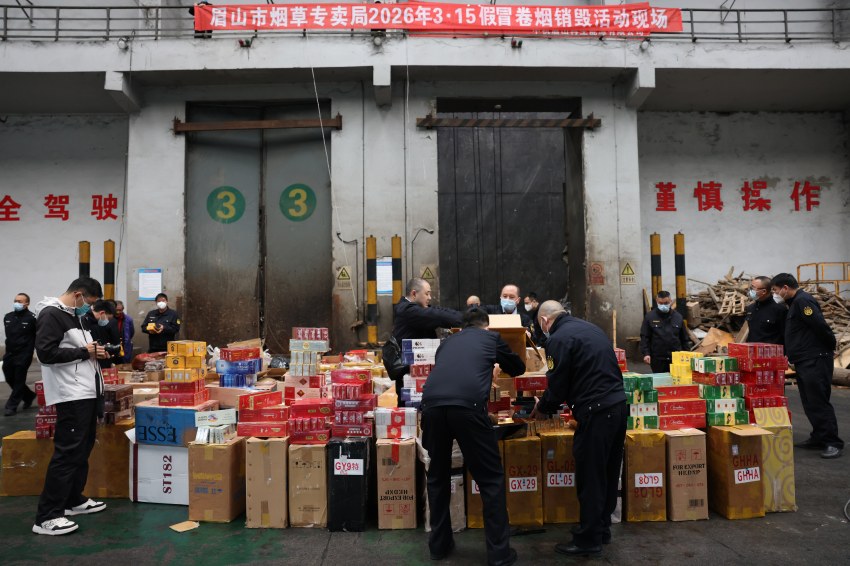 假冒卷烟销毁活动现场。肖雪摄