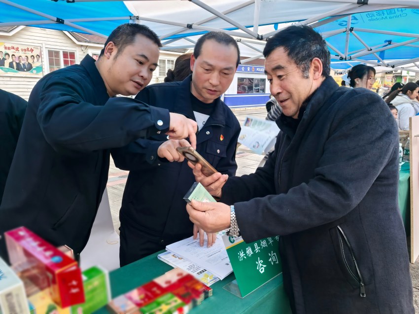 普法摊位进乡镇。张琬浩摄