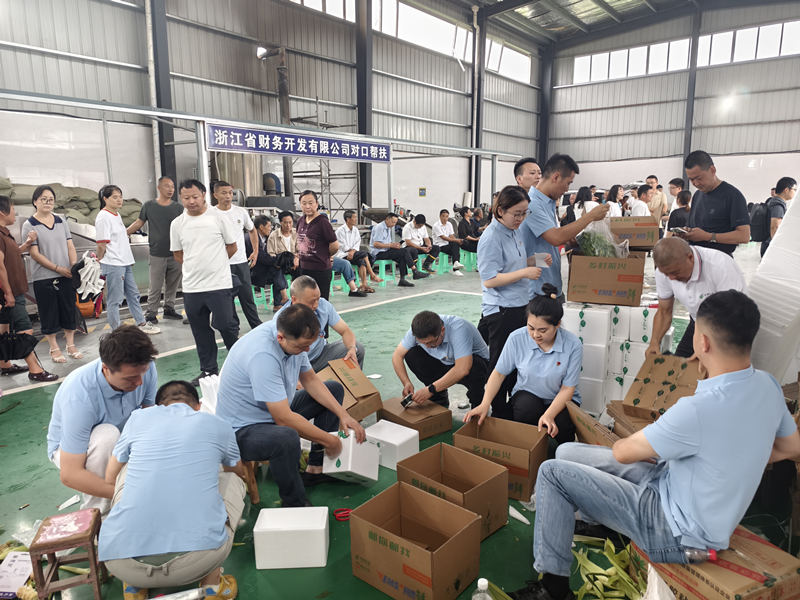 為農產品打包郵寄。周璘攝