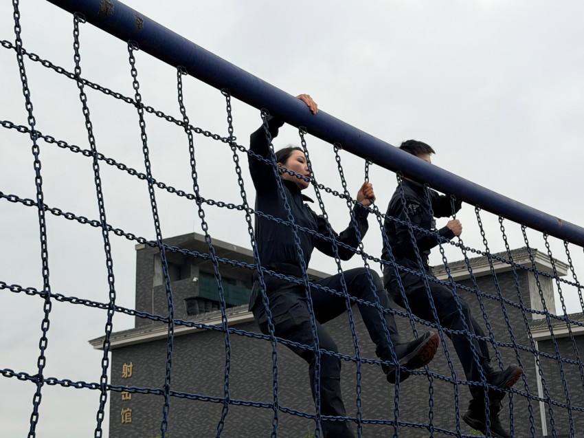 特警队员们正在进行云梯训练。苟欣雨摄