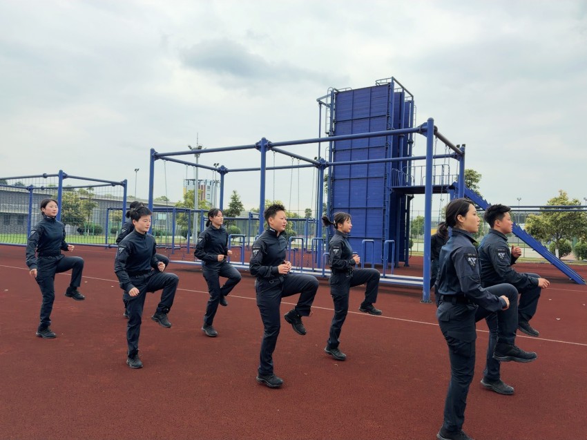 特警队员们在进行日常训练。苟欣雨摄