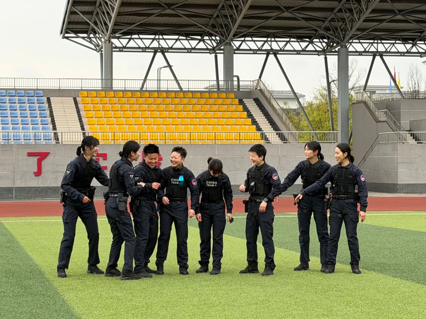 特警队员们刚刚结束了训练。苟欣雨摄