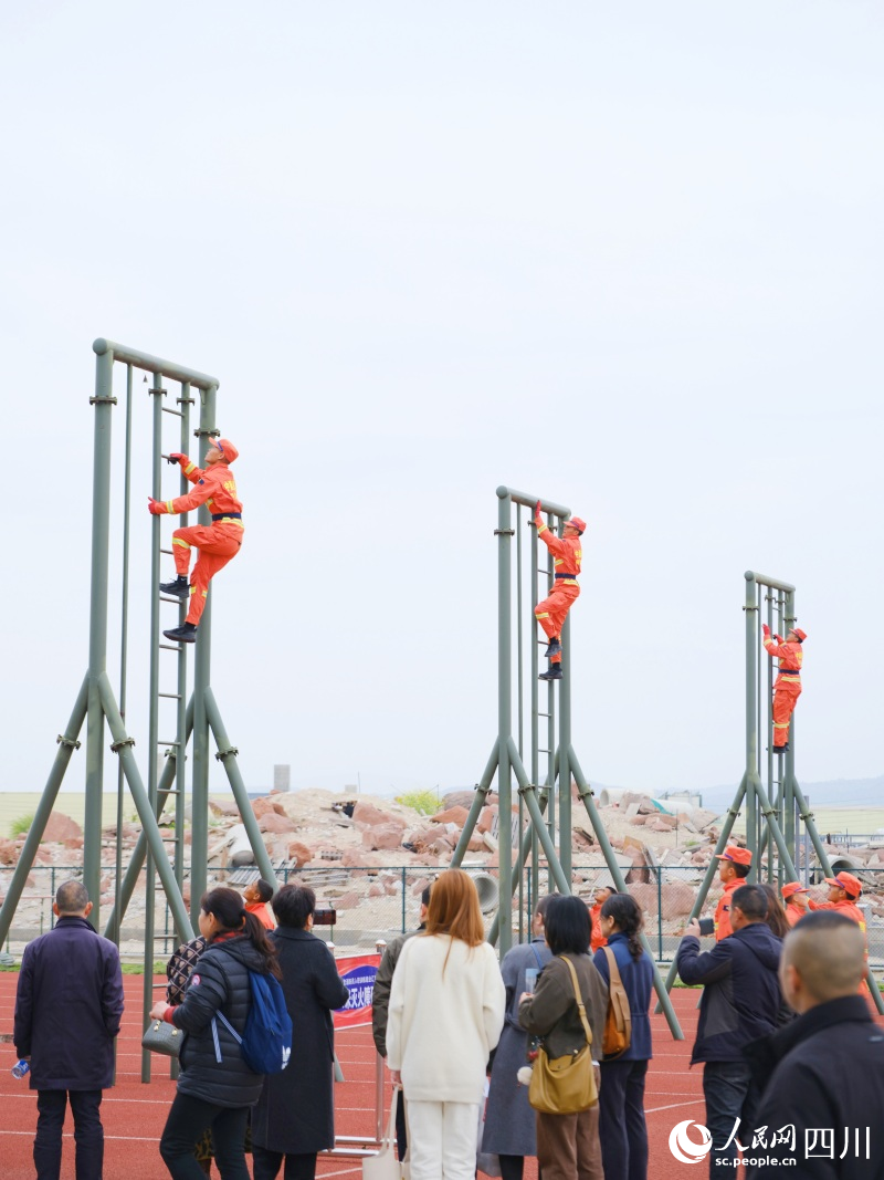 新消防员进行攀登高梯训练。付徽元摄