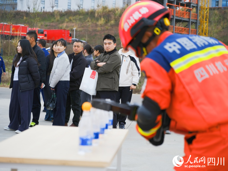 新消防员在进行装备操作训练。丁则尼玛摄