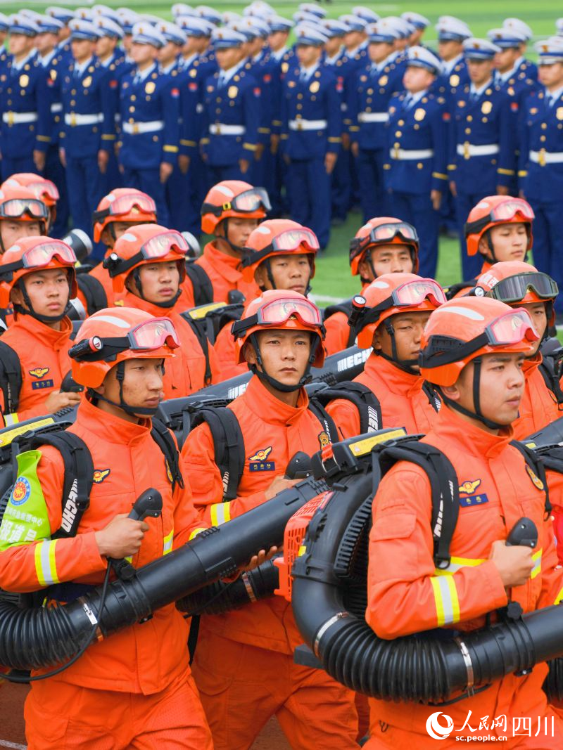 新消防员正在开展队列训练。丁则尼玛摄