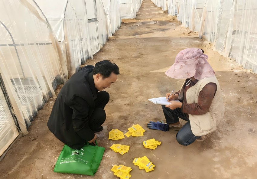 专人发放种子并签字确认。攀枝花仁和区烟草专卖局供图