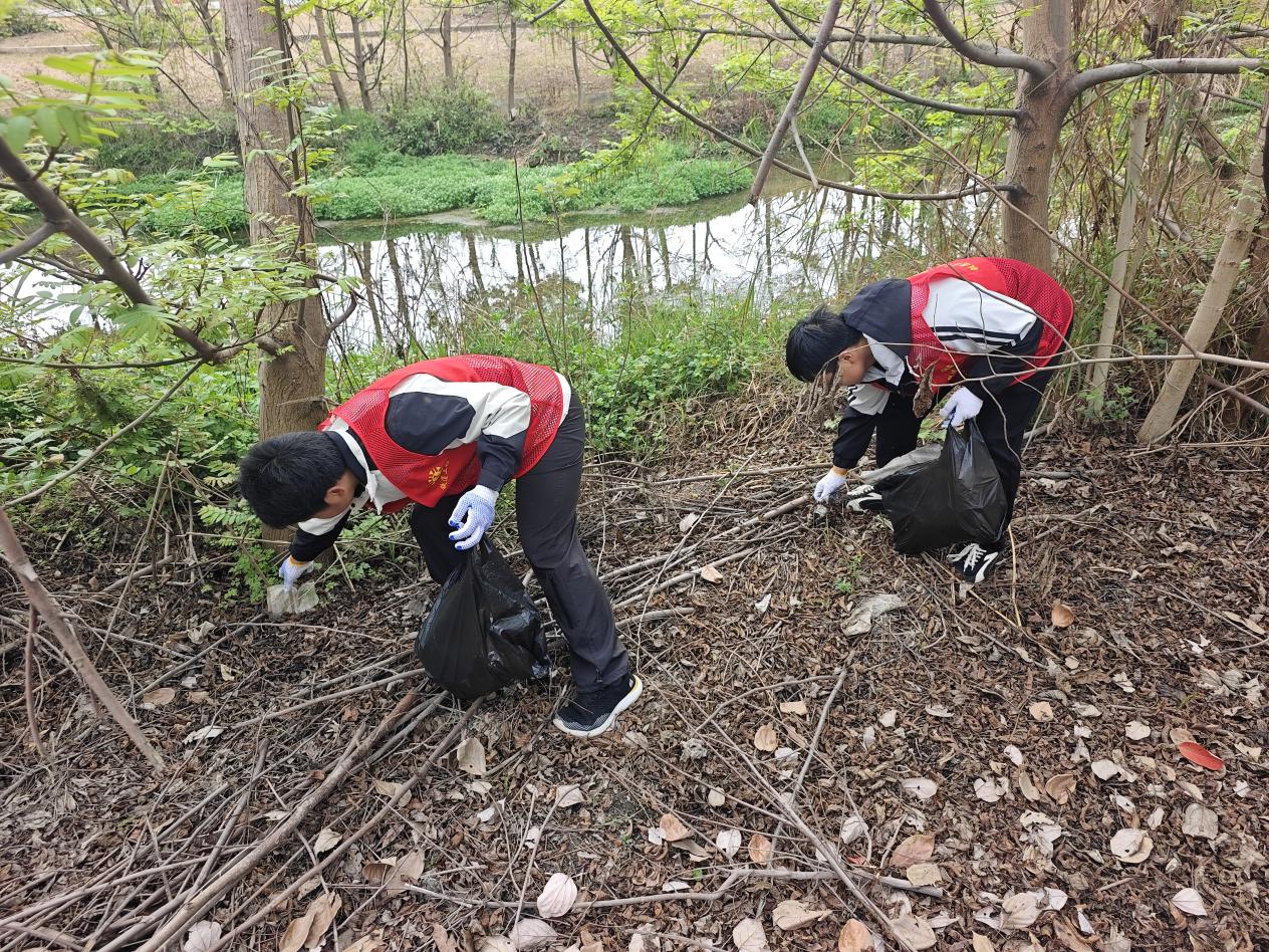 志愿者们清理河道垃圾。四川建筑职业技术大学供图