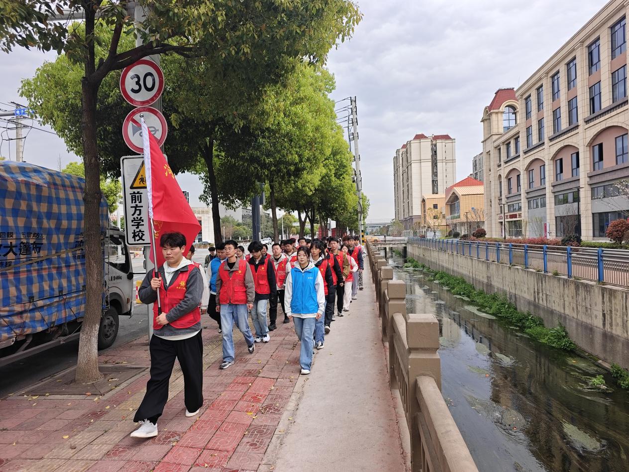 志愿者们来到永福渠清理河岸垃圾并观察水质状况。四川建筑职业技术大学供图