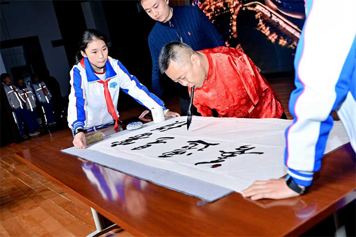 嘉宾现场展示书法。主办方供图