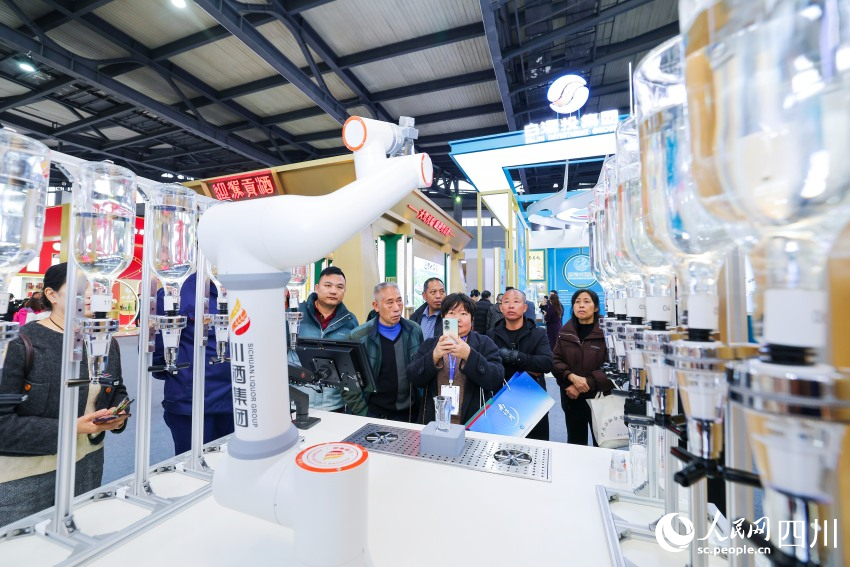 酒博会现场，“AI酿酒师”吸引了大批参观者拍照、互动。主办方供图