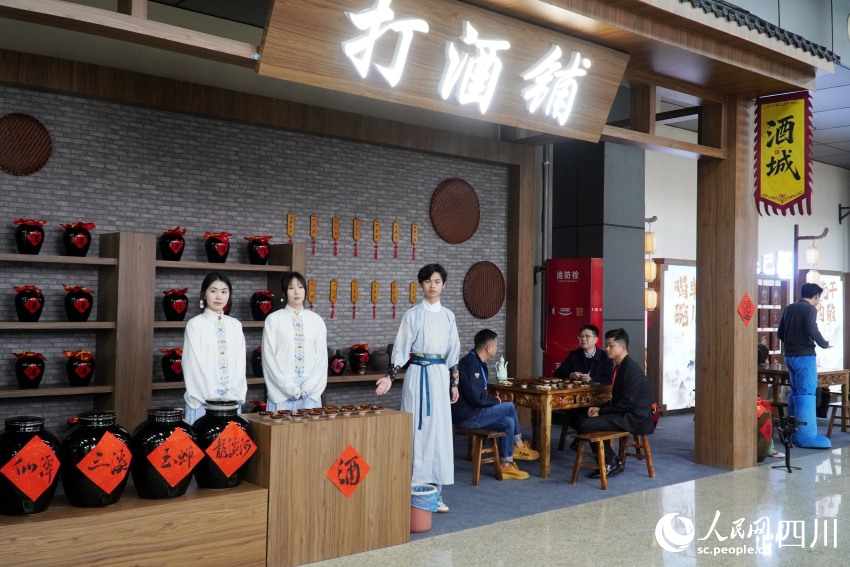 酒博会现场，古风酒铺为参展者带来沉浸式体验。人民网 赵祖乐摄