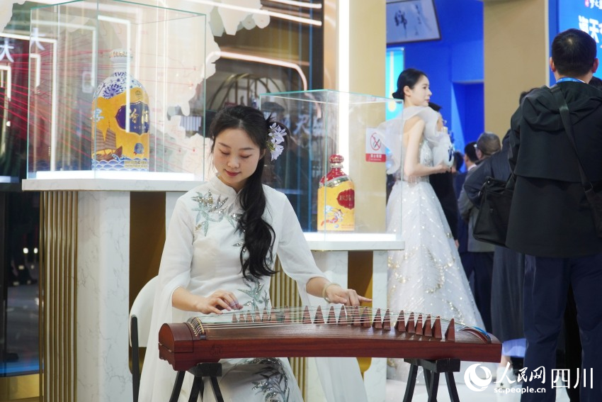 酒博会现场，古筝演奏者以“筝”为媒，展现中华传统乐器的魅力。人民网 赵祖乐摄