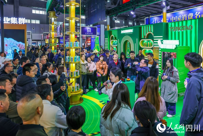 酒博会现场，计时喝酒游戏吸引大批参观者参与互动。主办方供图