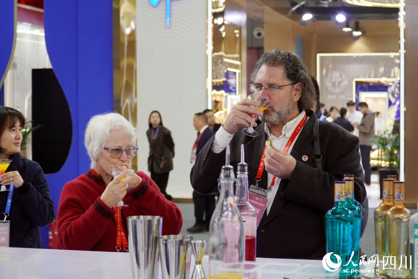 酒博会现场，外国嘉宾正在品尝用白酒调制的鸡尾酒饮片。人民网 赵祖乐摄