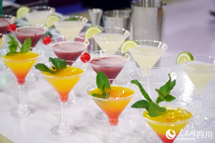 酒博会现场，用白酒调制的鸡尾酒饮片，可供参观者免费品尝。人民网 赵祖乐摄