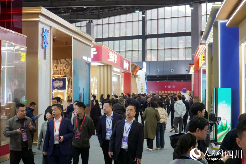 酒博会现场人头攒动，热闹非凡。人民网 赵祖乐摄