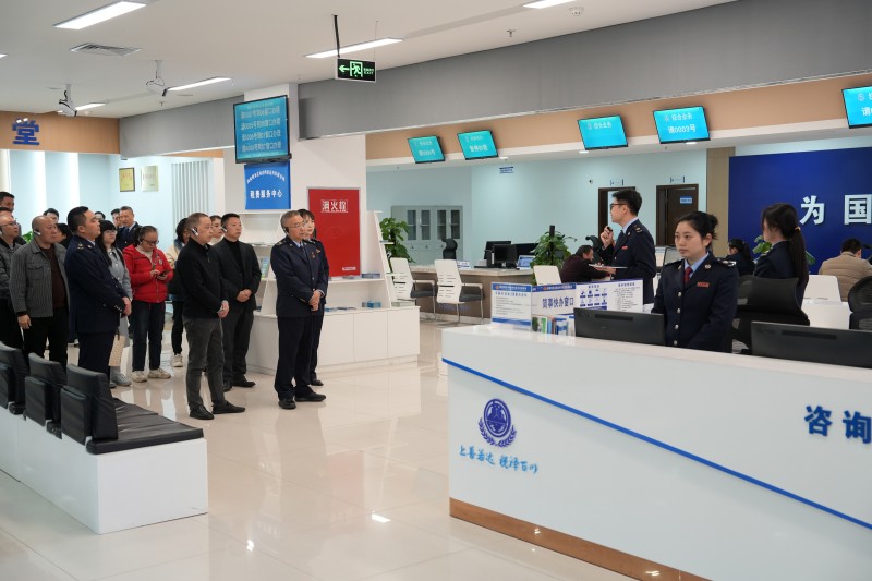 特邀监督员实地了解办税缴费流程。达州市税务局供图