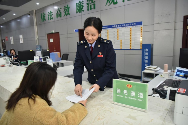 简阳市的A级纳税人正在“绿色通道”办理税费业务。成都市税务局供图