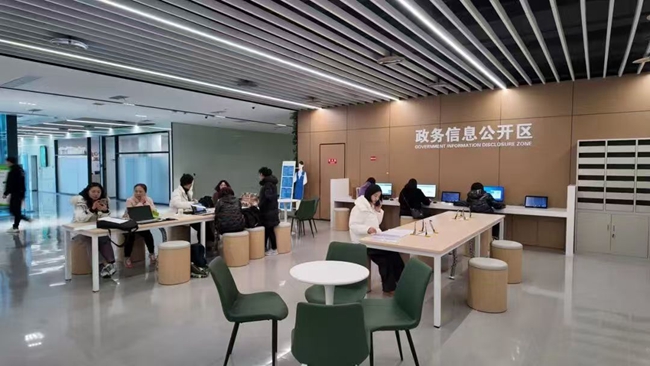 成都双流经开区正全力构建 “园区事园区办、企业办事不出园” 的服务新格局。双流区政务服务和行政审批件供图