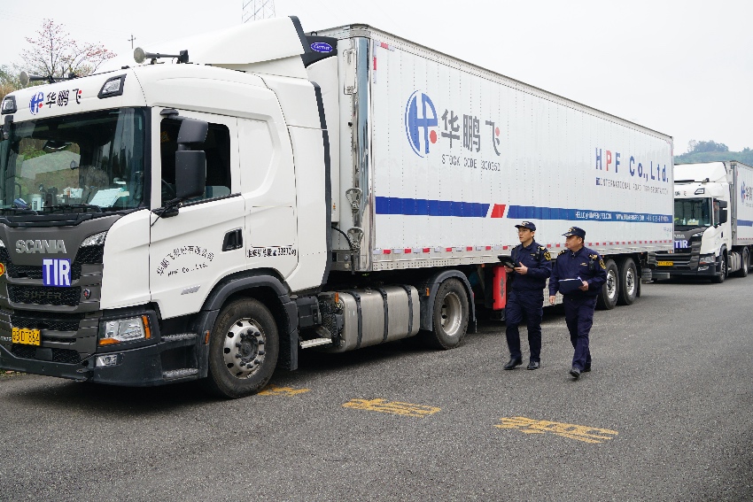 四川开通首条至阿塞拜疆TIR国际公路运输线路。成都海关供图