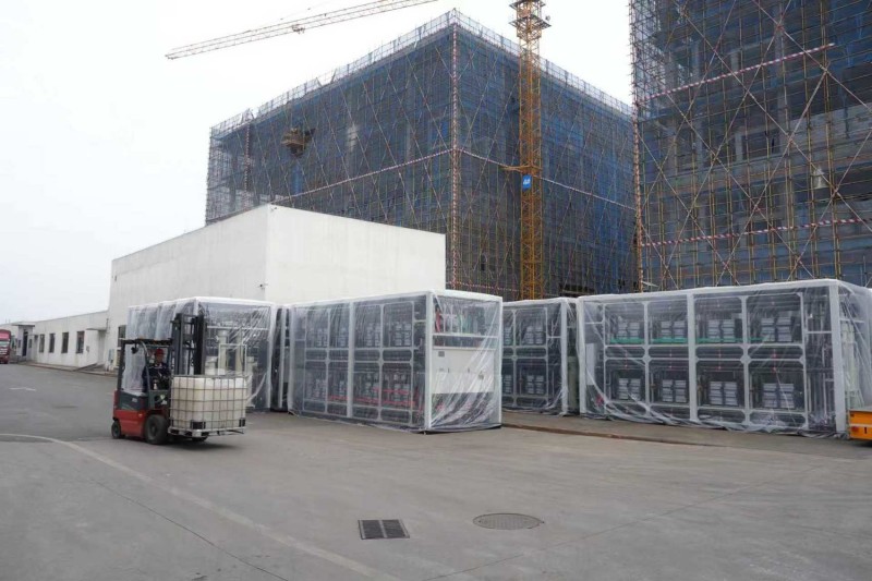 四川伟力得能源股份有限公司生产的全钒液流电池功率单元准备交付。受访者供图