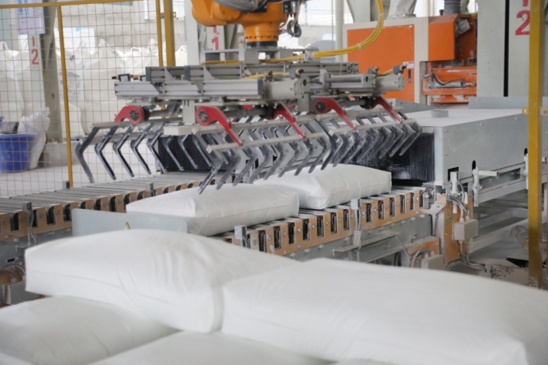 位于峨眉山市的中科乐美新材料有限公司抢抓一季度生产。受访者供图