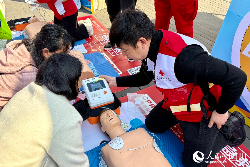 3月20日，安全宣传“五进100场”活动启动仪式现场，群众在专业人员的带领下沉浸式参与科普实践、学习应急技能。人民网记者 朱虹摄