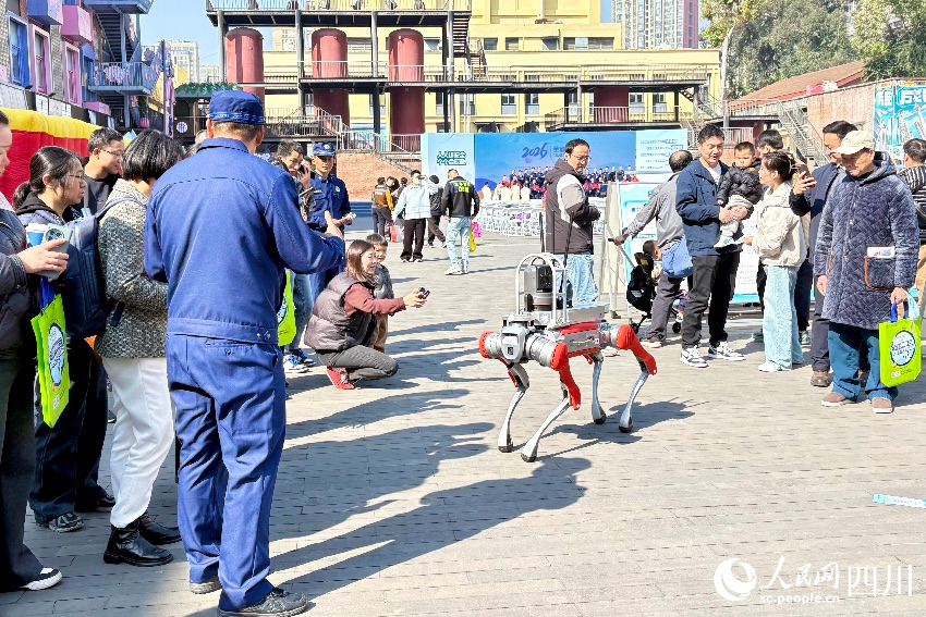 3月20日，安全宣传“五进100场”活动启动仪式现场，群众在专业人员的带领下沉浸式参与科普实践、学习应急技能。人民网记者 朱虹摄