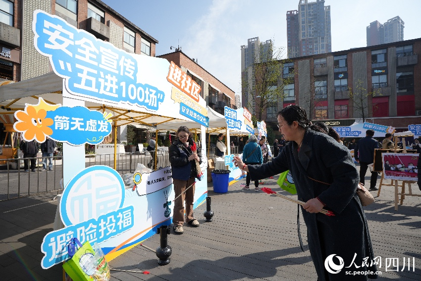 3月20日，安全宣传“五进100场”活动启动仪式现场，群众在专业人员的带领下沉浸式参与科普实践、学习应急技能。人民网记者 朱虹摄