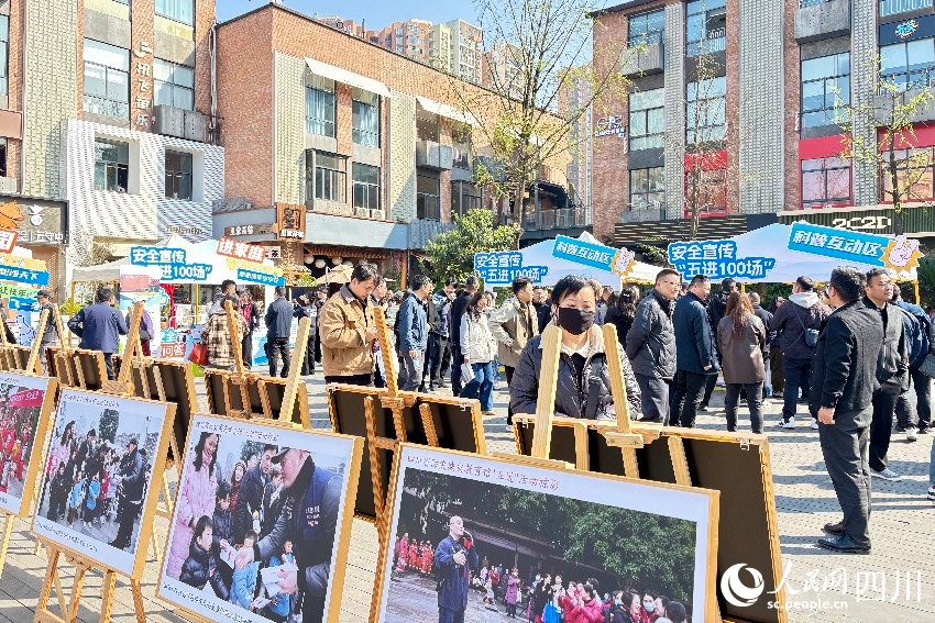 3月20日，安全宣传“五进100场”活动启动仪式现场，群众在专业人员的带领下沉浸式参与科普实践、学习应急技能。人民网记者 朱虹摄