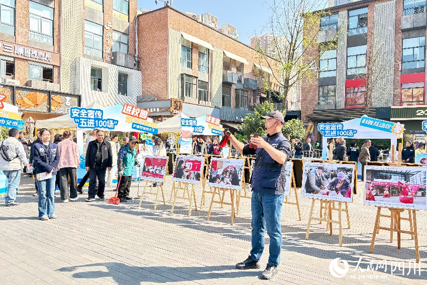 3月20日，安全宣传“五进100场”活动启动仪式现场，群众在专业人员的带领下沉浸式参与科普实践、学习应急技能。人民网记者 朱虹摄