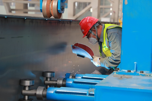 工人正在焊接。周强供图