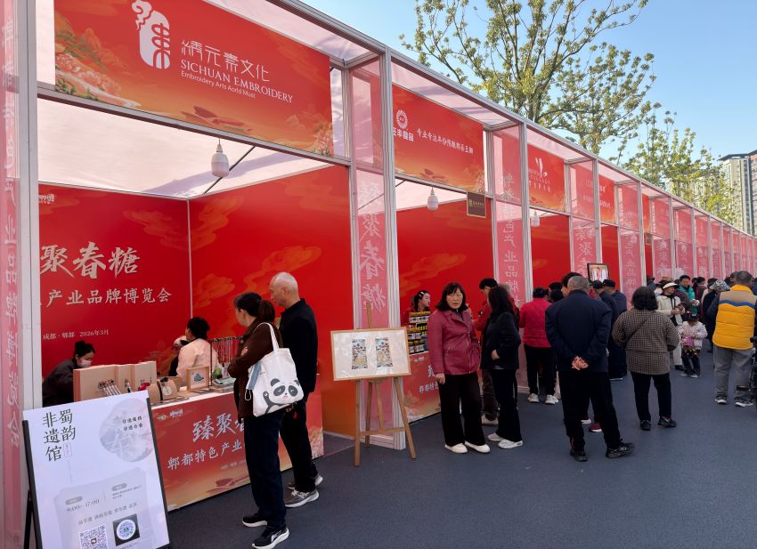 游客参观各个展位。胡甜甜摄