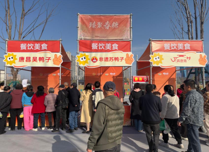 游客在美食摊位前排队试吃。胡甜甜摄