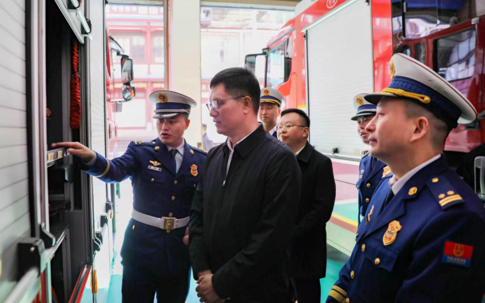 仪式结束后调研指导消防救援工作。广元市消防救援局供图