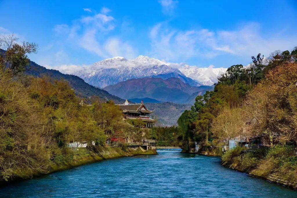 雪山、古城、碧水同框。折耳兔摄